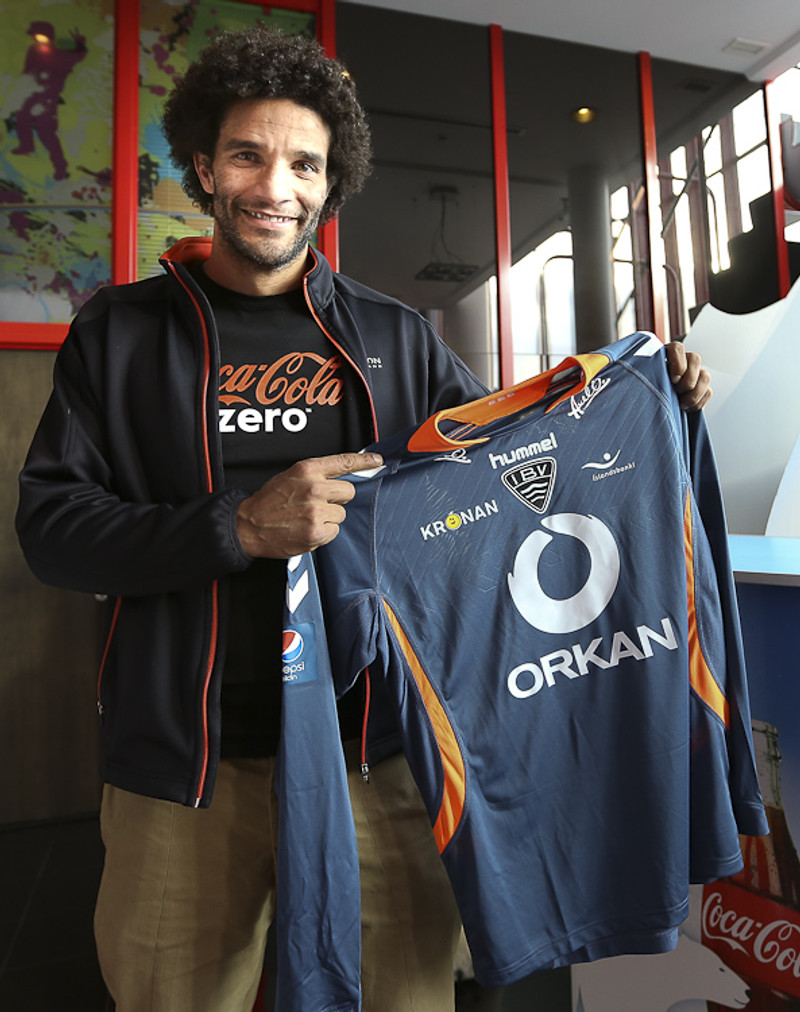 David James er nýjasti leikmaður ÍBV efitr undirskriftina í höfuðstöðvum Coca Cola á Íslandi í dag.