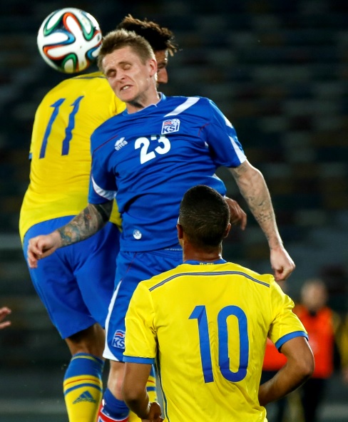 Ari Freyr Skúlason fyrirliði í baráttunni í leiknum.