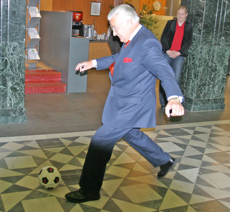 Björgólfur Guðmundsson er látinn
