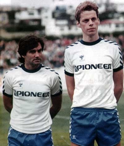 Dýri ásamt George Best í sýningarleik Vals gegn Manchester United árið 1982.  Þeir léku báðir með liði Vals í leiknum.