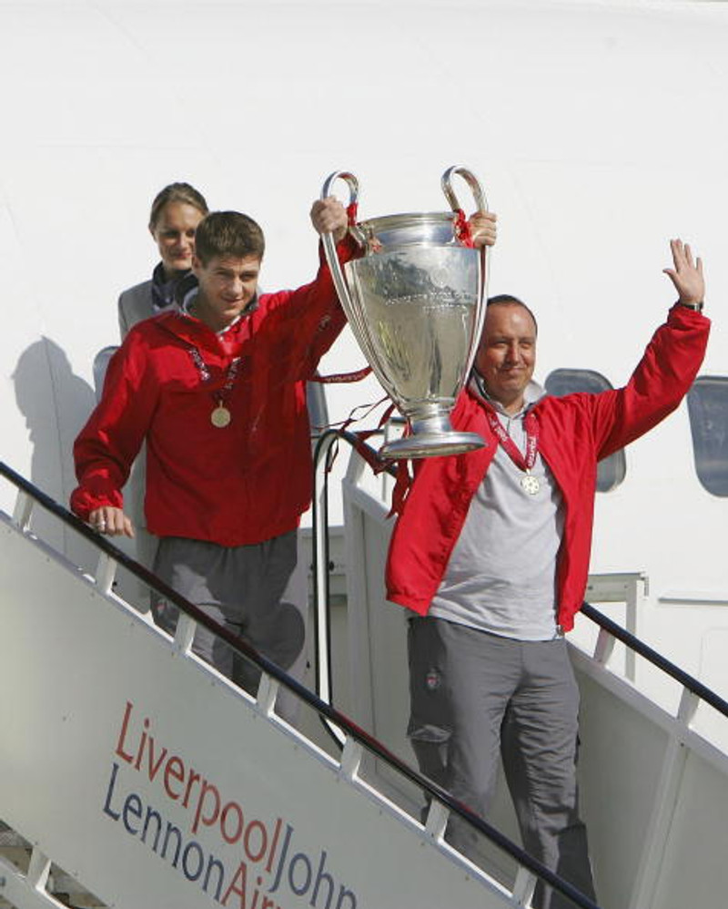 Steven Gerrard og Rafa Benitez með Meistaradeildarbikarinn.
