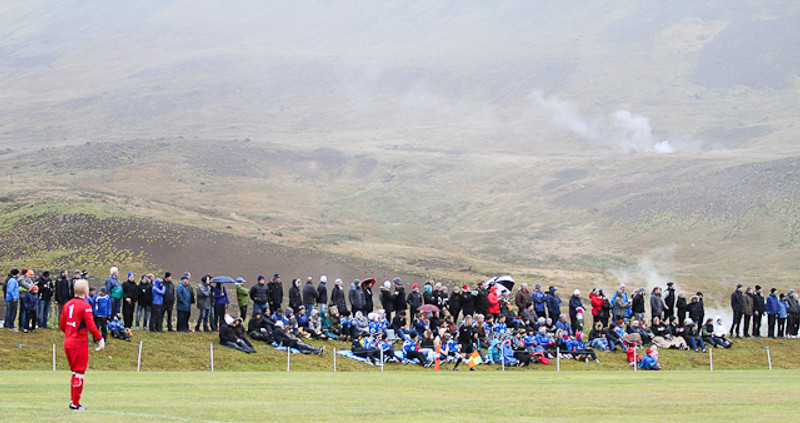 Áhorfendaaðstaða á Grýluvelli í Hveragerði