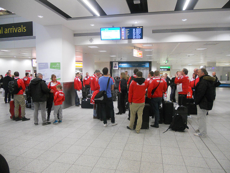 Hópurinn lentur á Gatwick flugvellinum í London.