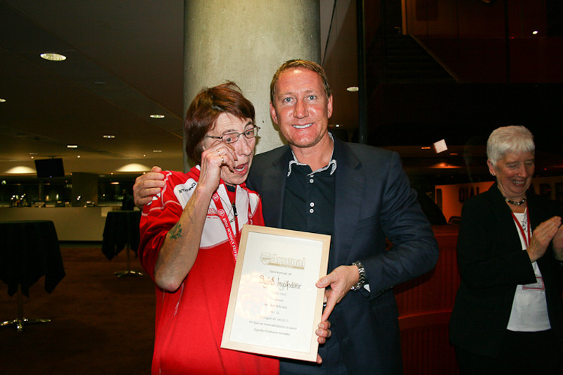 Ray Parlour heiðraði aðal stuðningsmann Arsenal á Íslandi.