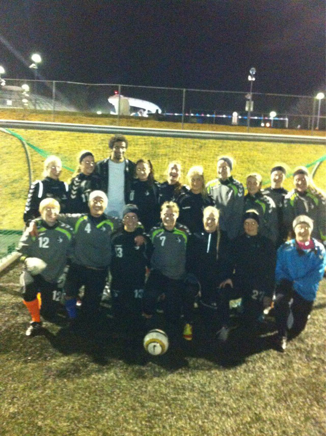 <i>,,Stelpurnar hafa sagt mér að eina skiptið sem þær munu ekki styðja okkur verði þegar við spilum gegn karlaliði þeirra.''</i><br>James um kvennalið Fylkis sem hann kynntist hér á landi og svo þegar þær fóru í æfingaferð í heimabæ hans.