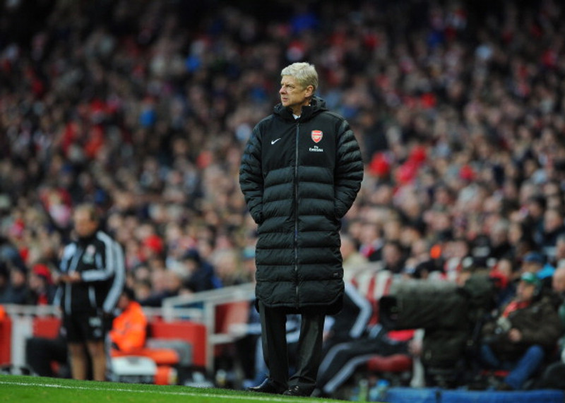 VERST KLÆDDIR: 3. Arsene Wenger, Arsenal - Ég er með kenningu um það að Arsene Wenger sé að horast niður með árunum og minnka. Allavega eru öll fötin hans allavega númeri of stór og ekki vel sniðin. Og þessi úlpa! Ég held að allir nema Björn Sigurbjörnsson vinur minn hati þessa úlpu.