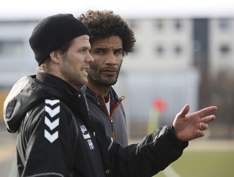 Hermann ræðir við David James á hliðarlínunni í dag.
