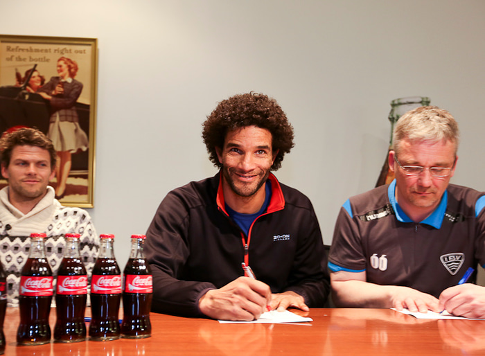 James við undirskriftina hjá ÍBV í dag.