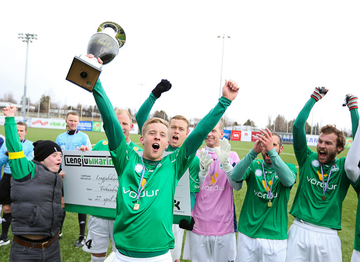 Finnur Orri hampar bikarnum eftir leik í dag.