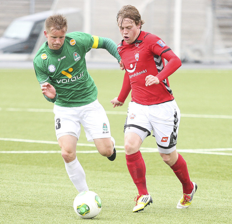 Finnur Orri Margeirsson í baráttu við Andra Fannar Stefánsson í Val.