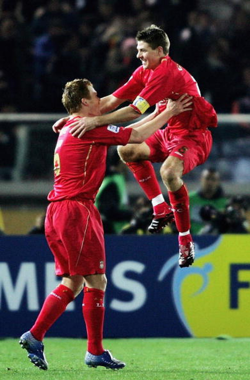 Steven Gerrard stekkur í fang John Arne Riise.
