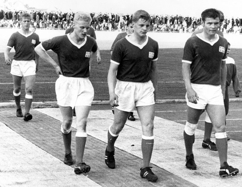 Hermann Gunnarsson, fyrir miðju, gengur af velli eftir leik með íslenska landsliðinu á Laugardalsvellinum.