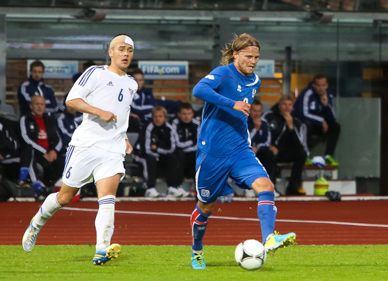Hallur í baráttunni við Birki Bjarnason