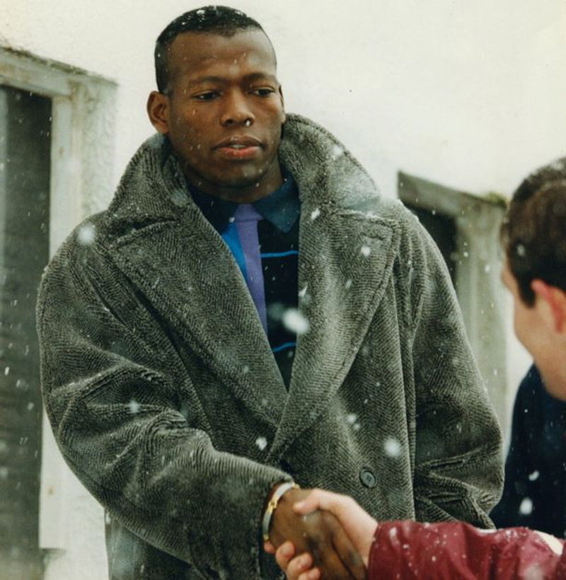 Asprilla varð strax vinsæll meðal stuðningsmanna Newcastle, án efa í ljósi þessa glæsilega frakka sem hann mætti í þegar hann kom á St. James Park í fyrsta sinn.