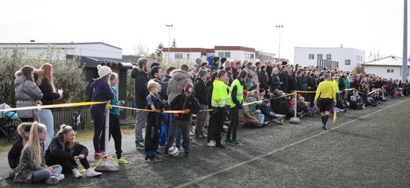 Áhorfendaaðstaðan á gervigrasvelli KR