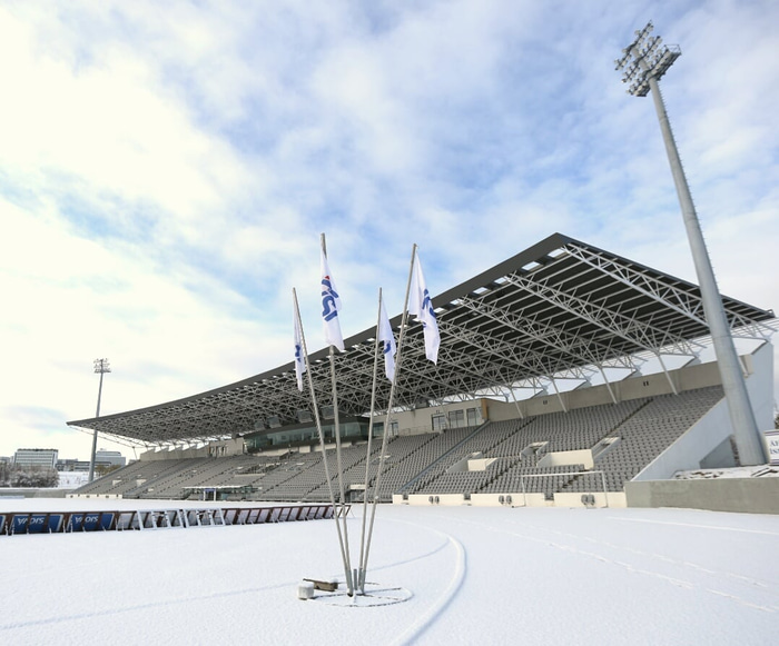 Snæviþakinn Laugardalsvöllur árið 2013.