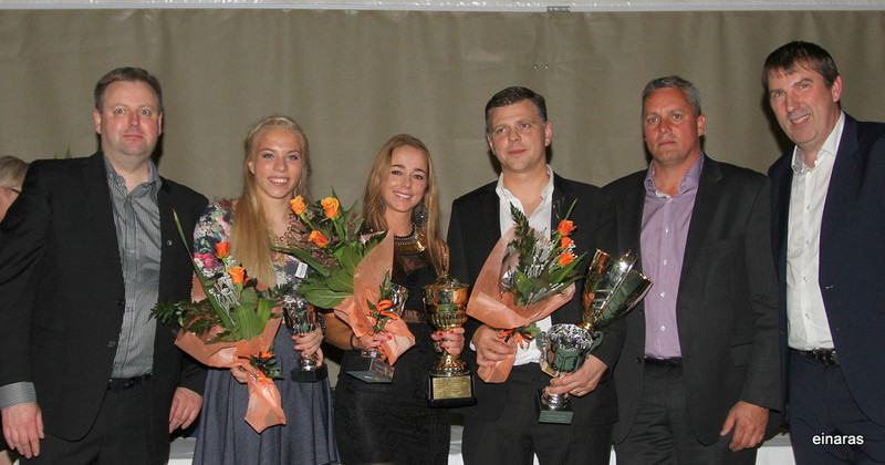 Á myndinni talið frá vinstri:Ólafur Gunnar Pétursson, Hulda Hrund Arnardóttir efnilegust í mfl.kv. Anna Björg Björnsdóttir best. Ásmundur Arnarson tók við verðlaunum fyrir Viðar og Elís sem voru bestir og efnilegastir. Síðan koma Ásgeir Ásgeirsson og Þorvaldur Árnason.