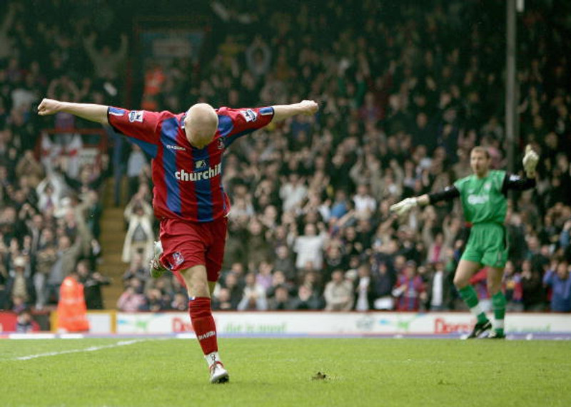 Johnson fagnar hér marki með Crystal Palace.