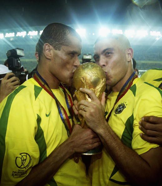 Rivaldo og Ronaldo kyssa styttuna.
