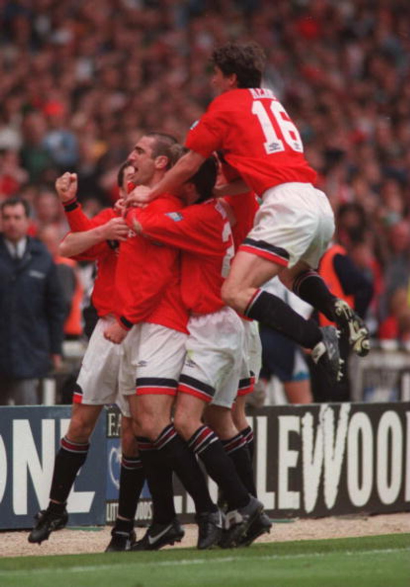 Leikmenn Manchester United fagna sigurmarki Cantona í bikarúrslitunum.