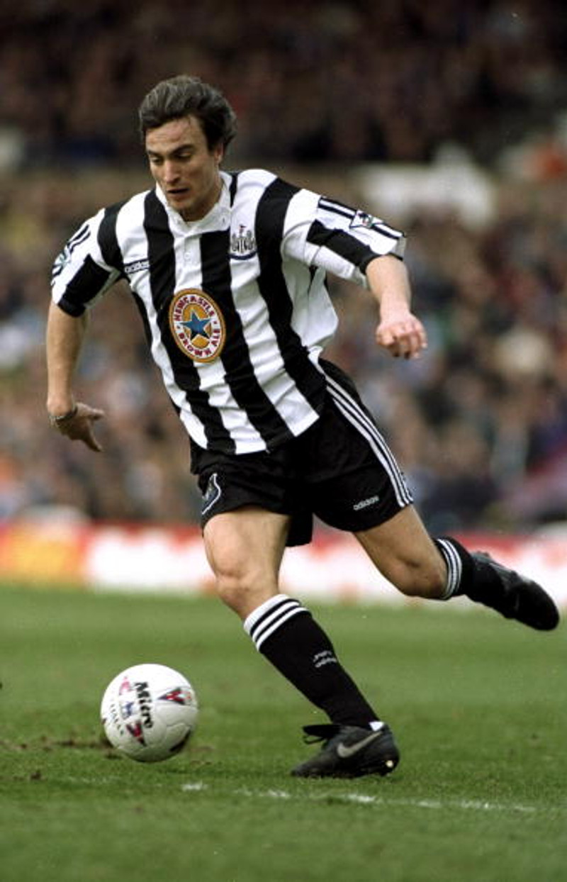 David Ginola á ferðinni í leik með Newcastle.