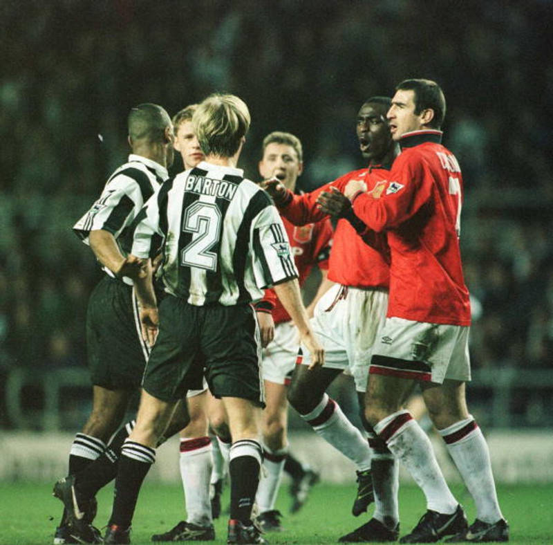 Úr toppslag Newcastle og Manchester United.