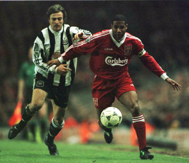 David Ginola og John Barnes í leiknum fræga.