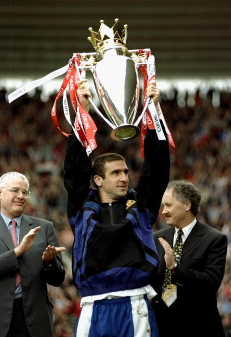 Cantona fagnar eftir að titilinn var í höfn.