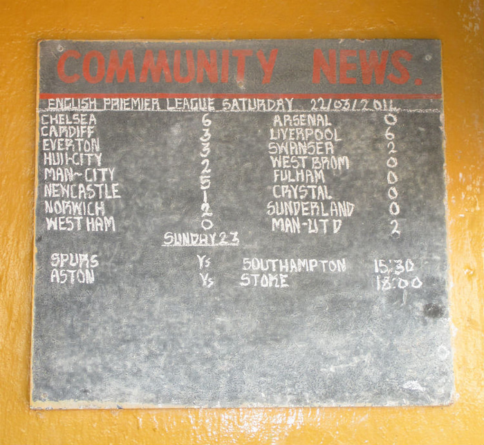 Fréttatafla hverfisins greinir frá úrslitum í enska boltanum