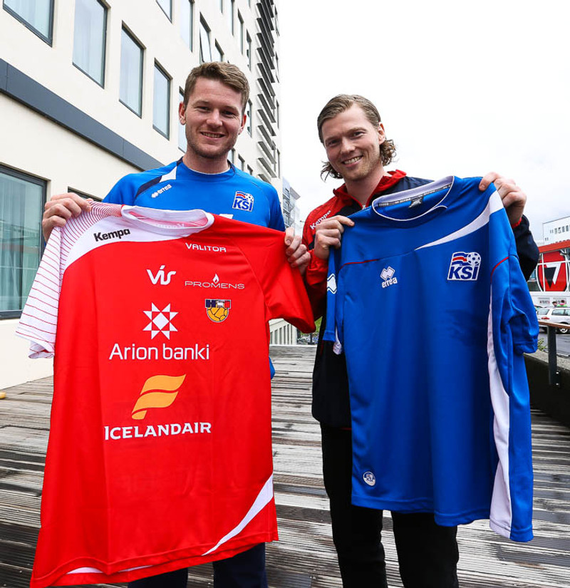 Bræðurnir Aron og Arnór með landsliðstreyjurnar.