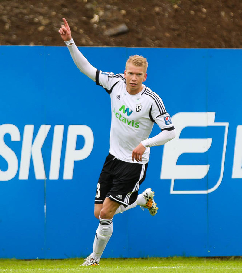Fagnar marki með FH.