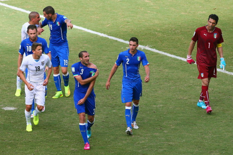 BBC rifjar upp: Suarez beit Chiellini á HM
