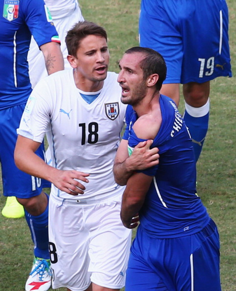 Giorgio Chiellini sýnir bitið í leiknum á meðan Gaston Ramirez reynir að þagga niður í honum