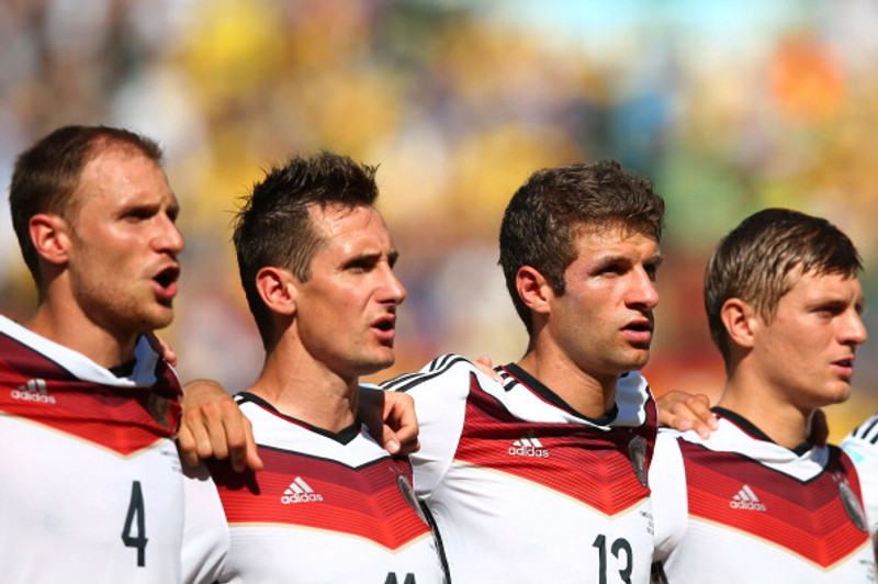 Höwedes í treyju númer 4. Við hlið hans eru Miroslav Klose, Thomas Müller og Toni Kroos.