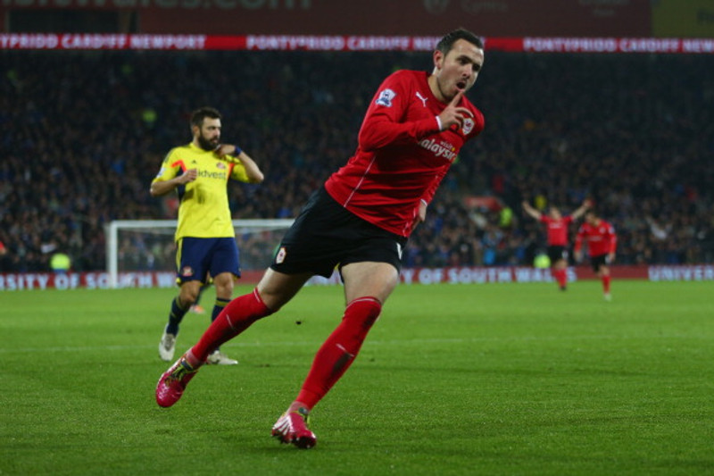 Mutch fagnar marki með Cardiff.