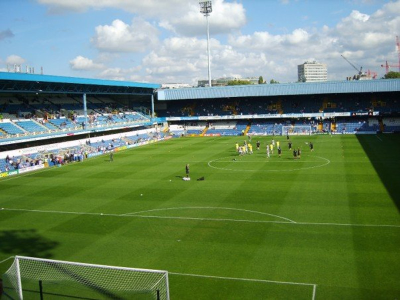 <b>Loftus Road, heimavöllur QPR</b> - 18 þúsund manna leikvangur í London sem gæti verið hentugur. Heiðar Helguson í heiðursstúkunni.