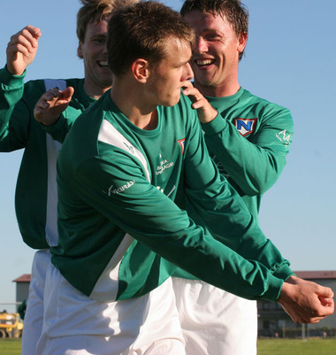 Aron Már Smárason fagnar einu af níu mörkum sínum í sumar með því að sína skemmtilega golftakta.