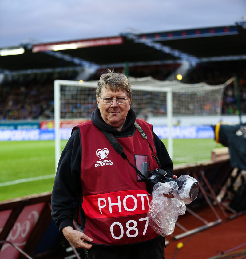 Einar Ásgeirsson verður 78 ára í sumar en myndar yfir 50 leiki á ári fyrir Fótbolta.net.