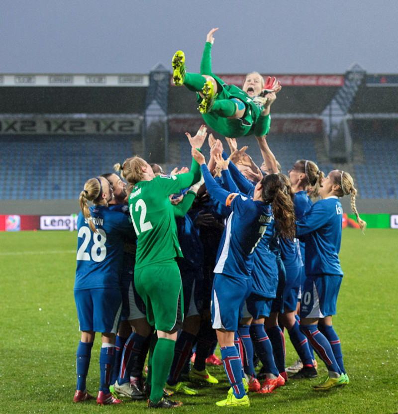 Ísland vann Serbíu síðast 9-1 þar sem markvörðurinn okkar skoraði