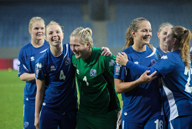 Ísland vann Serbíu síðast 9-1 þar sem markvörðurinn okkar skoraði