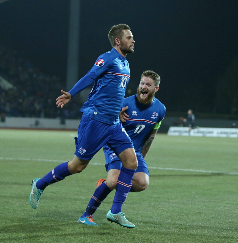 Gylfi fagnar öðru markinu.
