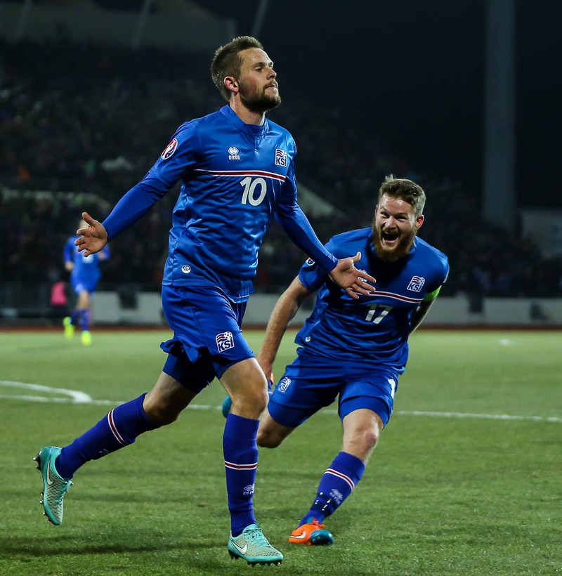 Fagna saman eftir mark Gylfa gegn Hollandi á Laugardalsvelli 2014.