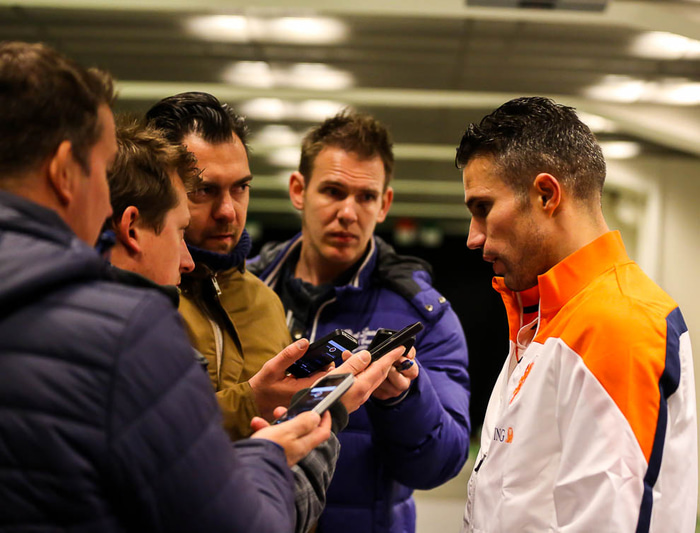 Fjölmiðlamenn taka stöðuna á Van Persie eftir tap Hollendinga á Laugardalsvelli.
