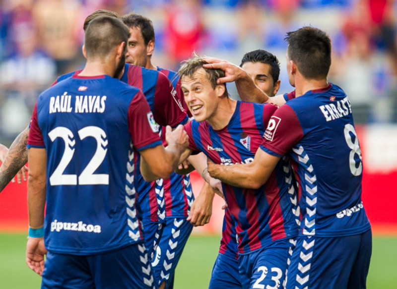 Leikmenn Eibar fagna marki.
