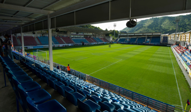 Heimavöllur Eibar tekur 5200 manns.