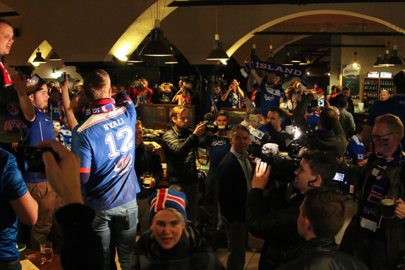 Mögnuð stemning í upphitun í Plzen.