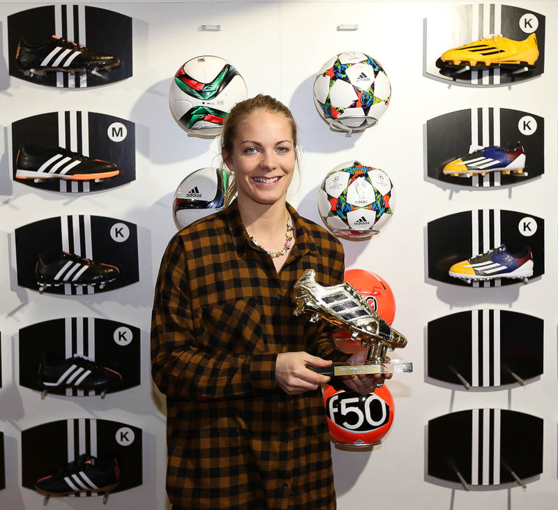 Harpa með gullskó Adidas eftir tímabilið 2014.