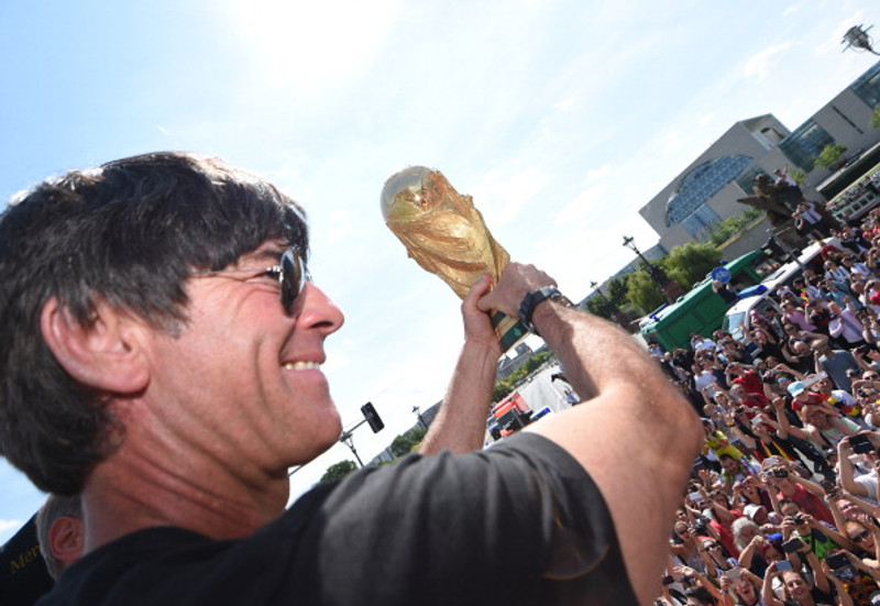 Joachim Löw, landsliðsþjálfari Þýskalands, með heimsmeistarabikarinn.