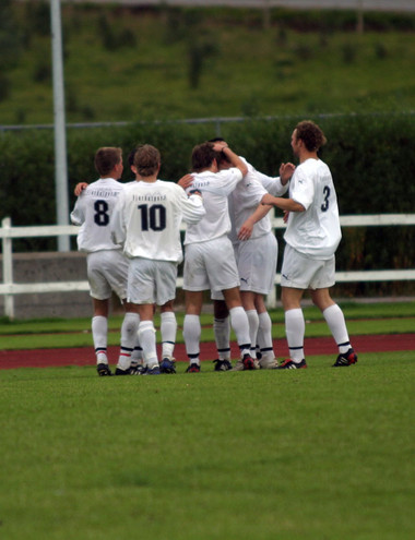 Fjarðabyggð tryggði sér efsta sætið í 2. deild karla í ár. Hér fagna leikmenn liðsins marki á Varmárvelli í sumar.