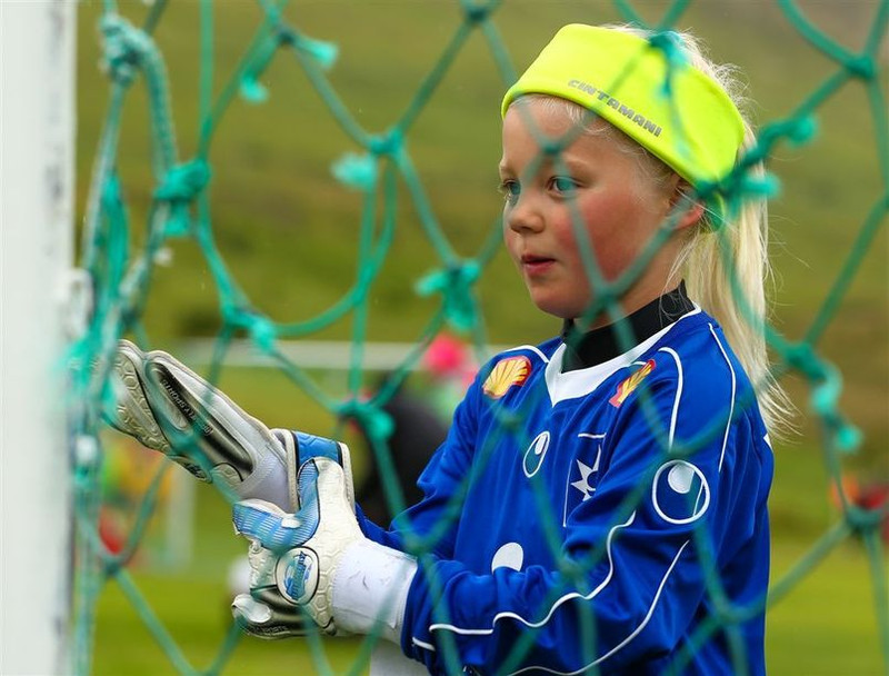 \" Er stelpunni hrósað fyrir að vera „dugleg”, „sterk”, „ákveðin” eða „töff” eða fyrir vera að vera „sæt”, „góð”, „fín” eða „falleg”?\"